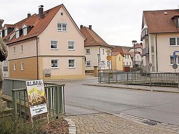 Die Brücke über den Kellbach im Ebensfelder Ortskern wird im Sommer saniert. Der Kfz-Verkehr wird während der Bauzeit umgeleitet; für Fußgänger und Radfahrer wird eine Behelfsbrücke errichtet. Foto: Matthias Einwag