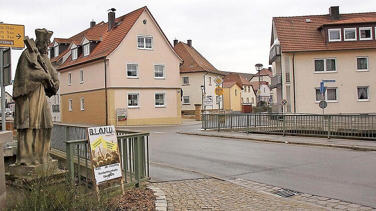 Die Brücke über den Kellbach im Ebensfelder Ortskern wird im Sommer saniert. Der Kfz-Verkehr wird während der Bauzeit umgeleitet; für Fußgänger und Radfahrer wird eine Behelfsbrücke errichtet. Foto: Matthias Einwag
