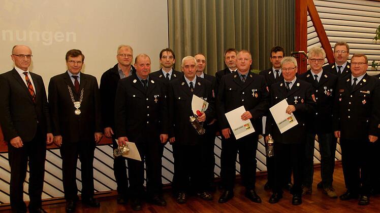 Für zehn Feuerwehrleute gab es silberne und goldene Ehrenzeichen. Foto: Günther Geiling