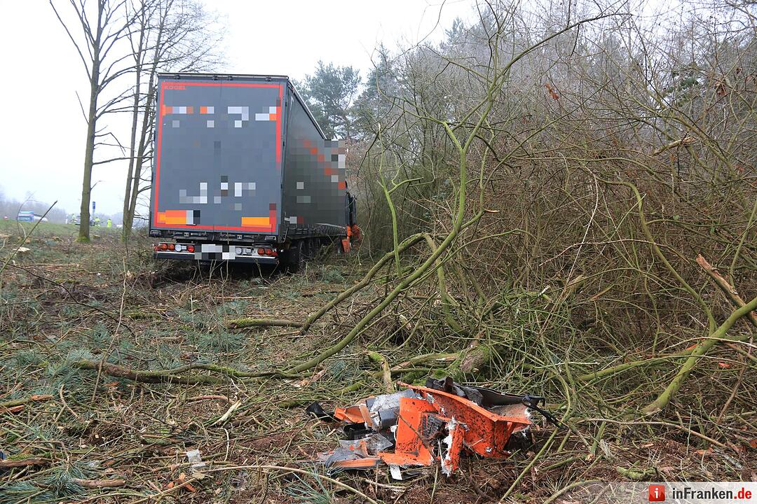 Lkw rast bei Gremsdorf ins Unterholz