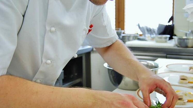 Koch-Azubi Jan Hamák (Restaurant Kings & Queens, Schweinfurt) bei der Zubereitung seines Hauptgerichts  Foto: Sigismund von Dobschütz