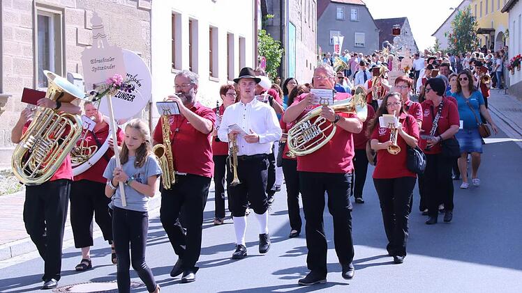 Der Festzug auf der Marktstraße  Foto: ks