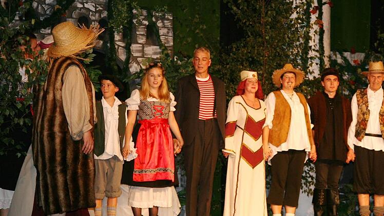 Am Ende lösen sich alle dramatischen Widrigkeiten in Wohlgefallen auf: Das Ensemble der Ludwigsstädter Shakespeare-Festspiele.