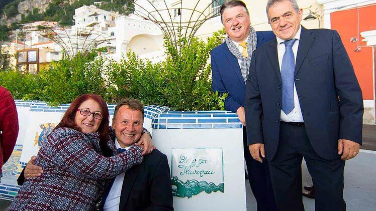 Rosaria Ferrara, Volker Seitter, Landrat Klaus Peter Söllner und 2. Bürgermeister Francesco Fusco (von links) auf der Piazza ThurnauFoto: Guiseppe Di Martino