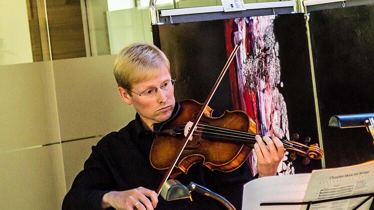 Andreas Hilf beim "Klanggrenzen"-Konzert in der VR-Bank CoburgFoto: Jochen Berger