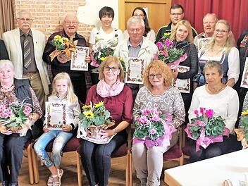 Zwölf Hobbygärtnerinnen und Hobbygärtner gab es in der Gruppe I beim Kreiswettbewerb "Der ökologische Garten". Mit im Bild Stockheims Vorstandsmitglied Thomas Morand (links), 2. Kreisvorsitzender Edgar Bärenz (Zweiter von links) und Kreisschriftführerin Jutta Dietzel (stehend, Zweite von rechts).