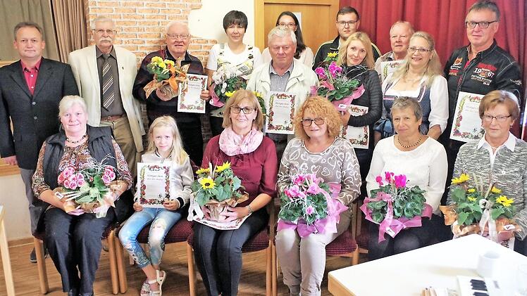 Zwölf Hobbygärtnerinnen und Hobbygärtner gab es in der Gruppe I beim Kreiswettbewerb "Der ökologische Garten". Mit im Bild Stockheims Vorstandsmitglied Thomas Morand (links), 2. Kreisvorsitzender Edgar Bärenz (Zweiter von links) und Kreisschriftführerin Jutta Dietzel (stehend, Zweite von rechts).