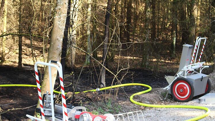Die Feuerwehr musste am Ostermontag, 22.04.2019, vier Brände im Kreis Nürnberger Land löschen. Bei Hartenstein standen rund 5000 Quadratmeter Wald in Brand. Foto: NEWS5 / Holzheimer