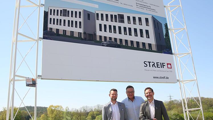 Drei Ärzte, ein Physiotherapeut und ein Apotheker finden im Erdgeschoss und 1. Obergeschoss des neuen Ärztehauses Platz, das am Stadtrand von Seßlach in Fertigbauweise errichtet wird. Im 2. OG des zweiteiligen Gebäudekomplexes entstehen sechs Wohnungen. Nachdem die Planung schon länger steht, freuen sich die Investoren Manfred Geiss und Klaus Geiss-Hammelmann (vorn, von links) gemeinsam mit ihrem Geschäftspartner Robert Müller nun auf den Baubeginn. Foto: Bettina Knauth
