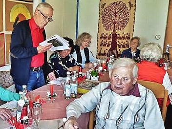 Die Geschichte von "Johnny aus Forstlahm" stand im Mittelpunkt einer Lesung mit dem Pfarrer und Buchautor Klaus Kuhrau aus Kulmbach (stehend) bei der evangelischen Frauenhilfe.  Foto: Bernd Kleinert