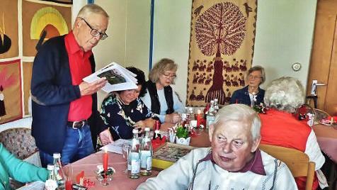Die Geschichte von "Johnny aus Forstlahm" stand im Mittelpunkt einer Lesung mit dem Pfarrer und Buchautor Klaus Kuhrau aus Kulmbach (stehend) bei der evangelischen Frauenhilfe.  Foto: Bernd Kleinert