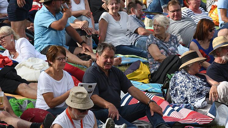 Lieder auf Banz: Zuschauer auf der Wiese Foto: Gunther Czepera