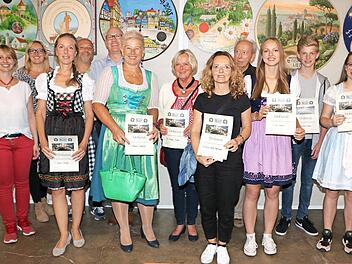 Lehrerschützenkönigin des Kronacher Freischießens wurde Sabine Siegelin, bei den Gästen Carolin Röttger und bei der Jugend Ina Siegelin. Das Bild zeigt von links Michaela Weinmann, Rebecca Müller, Gäste-Schützenkönigin Carola Röttger, Josef Haida, Jörg Müller, Lehrer-Schützenkönigin Sabine Siegelin, Traudel Zuber, Nina Weiß-Nenninger, Organisator Herbert Kaiser, Jugend-Schützenkönigin Ina Siegelin, Johann Hauck und Luisa Siegelin.  Foto: Rainer Glissnik