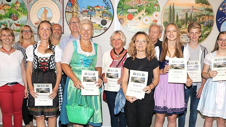 Lehrerschützenkönigin des Kronacher Freischießens wurde Sabine Siegelin, bei den Gästen Carolin Röttger und bei der Jugend Ina Siegelin. Das Bild zeigt von links Michaela Weinmann, Rebecca Müller, Gäste-Schützenkönigin Carola Röttger, Josef Haida, Jörg Müller, Lehrer-Schützenkönigin Sabine Siegelin, Traudel Zuber, Nina Weiß-Nenninger, Organisator Herbert Kaiser, Jugend-Schützenkönigin Ina Siegelin, Johann Hauck und Luisa Siegelin.  Foto: Rainer Glissnik
