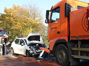 Derzeit laufen die Bergungsarbeiten, die Staatsstra&szlig;e zwischen Mistelgau und Mistelbach ist vollgesperrt.  Foto: News5/Holzheimer