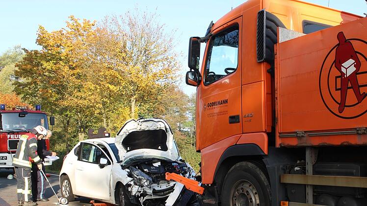 Derzeit laufen die Bergungsarbeiten, die Staatsstra&szlig;e zwischen Mistelgau und Mistelbach ist vollgesperrt.  Foto: News5/Holzheimer