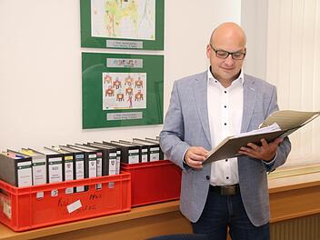 Bürgermeister Michael Kastl ist 111 Tage im Amt. Er hat sich die Unterlagen zum Hallenbad in sein Amtszimmer bringen lassen. Zwei Kisten füllen die Ordner bereits. Foto: Thomas Malz
