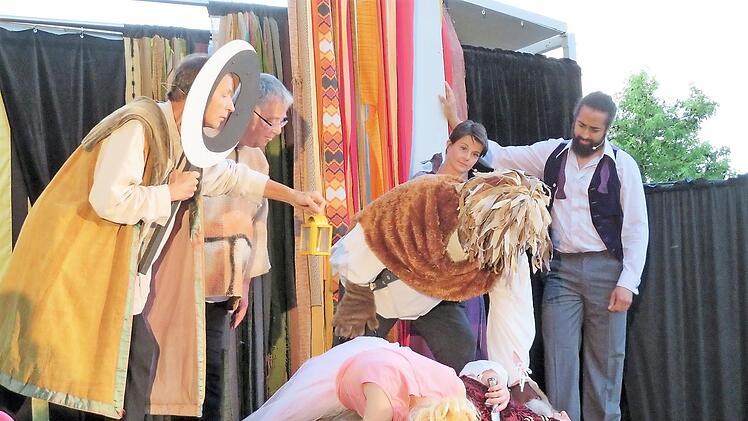 Zur „lustigen Unterhaltung„  der Zuschauer sterben bei der Theateraufführung der Handwerker gleich zwei der Hauptpersonen sehr dramatisch.