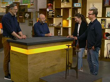 Ein Kerzenständer sorgte bei "Bares für Rares" für gemischte Reaktionen, von links: Experte Detlev Kümmel, Moderator Horst Lichter, Kandidaten Marisa und Christopher.