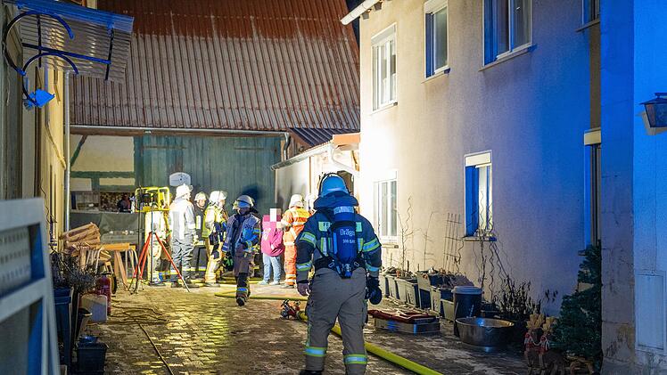 Gasofen explodiert bei Silvester-Vorbereitungen: Feuerwehreinsatz in Ebensfeld