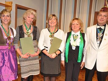 Orden für verdiente Karnevalisten (von links):  Bambi Willuhn, die Vorsitzende des NCC, Ute Memmel, Brigitte Klöffel, Hedy Böhle und NCC-Vorsitzender Marco Nicolai  Foto: Arthur Stollberger