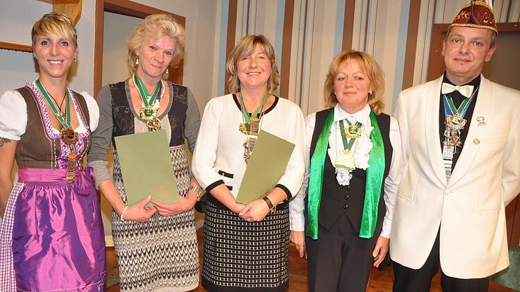 Orden für verdiente Karnevalisten (von links):  Bambi Willuhn, die Vorsitzende des NCC, Ute Memmel, Brigitte Klöffel, Hedy Böhle und NCC-Vorsitzender Marco Nicolai  Foto: Arthur Stollberger