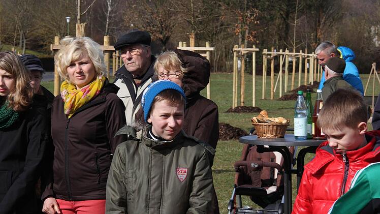 Spender kamen zum Festakt, um ihre Bäume zu gießen.