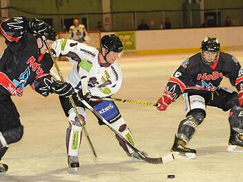 Leitete mit seinem Tor die Wende ein: Roman Nikitin (Bildmitte). Foto: Hopf