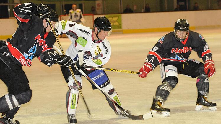 Leitete mit seinem Tor die Wende ein: Roman Nikitin (Bildmitte). Foto: Hopf