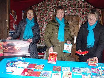 Die Unicef-Arbeitsgruppe Oberfranken ist am zweiten und dritten Adventswochenende mit einem Stand mit Weihnachtskarten und Kalendern auf dem Kronacher Weihnachtsmarkt vertreten. Das Bild zeigt (v. l.) Gisela Schardt, Christine Kropf und Gudrun Kättner. Foto: Heike Schülein