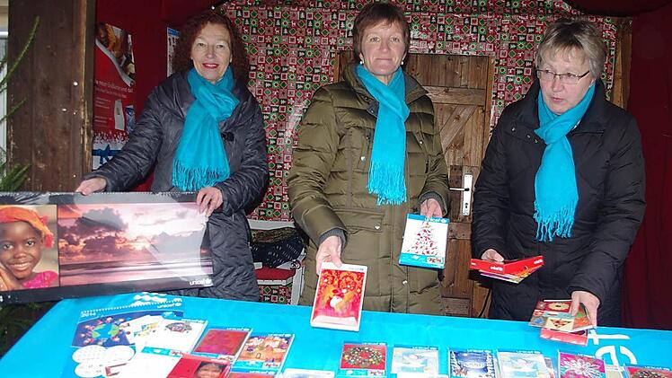 Die Unicef-Arbeitsgruppe Oberfranken ist am zweiten und dritten Adventswochenende mit einem Stand mit Weihnachtskarten und Kalendern auf dem Kronacher Weihnachtsmarkt vertreten. Das Bild zeigt (v. l.) Gisela Schardt, Christine Kropf und Gudrun Kättner. Foto: Heike Schülein