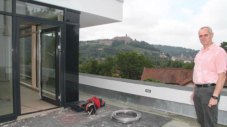 Bei Pfarrer Thamm lagen wenige Tage vor der Einweihung die Nerven blank: Denn der barrierefreie Zugang war noch nicht fertig - aber die Firma Angermann hat die Verlegung der Platten geschafft und zur Einweihung konnten alle vom Gemeindehaus direkt in die Kirche gehen.