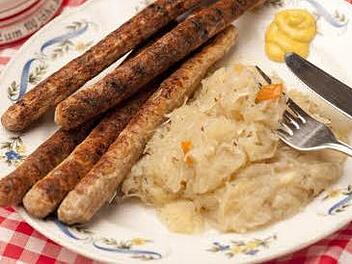 Die sind zum Glück noch nicht in Gefahr: Bratwürste mit Kraut.  Foto: BR-Archiv