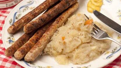Die sind zum Glück noch nicht in Gefahr: Bratwürste mit Kraut.  Foto: BR-Archiv