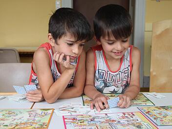 Rachim (links, neun Jahre) und Islam (6) lernen mit einem Sprachspiel. Foto: Silvia Vießmann