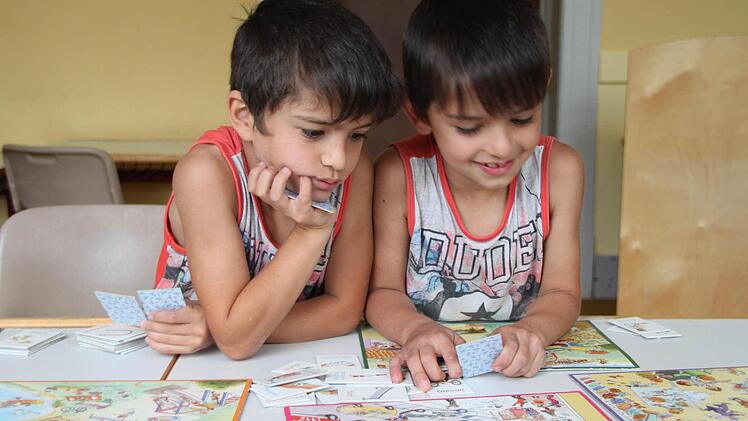 Rachim (links, neun Jahre) und Islam (6) lernen mit einem Sprachspiel. Foto: Silvia Vießmann