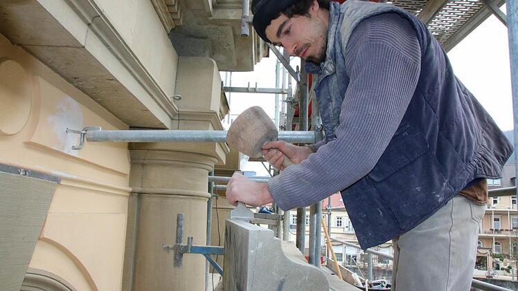 Steinmetz Frank Kessel von der Denkmalpflege Mühlhausen in Thüringen beim Scharieren eines Sandstein-Schmucksteines für die Fassade des Luitpoldbades. Foto: Ralf Ruppert