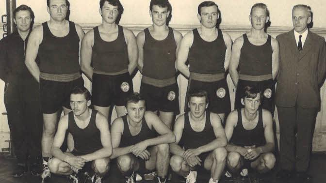 Die ATS-Boxstaffel 1969 mit (hinten, von links) Trainer Jupp Schauer, Friedhelm Blasius, Jürgen Erl, ?, Manfred Haedke, ?, Abteilungsleiter Franz Beck sowie (vorne, von links) Klaus Hartenstein, Otto Erl, Fred Adam und Horst Erl. Foto: BR-Archiv