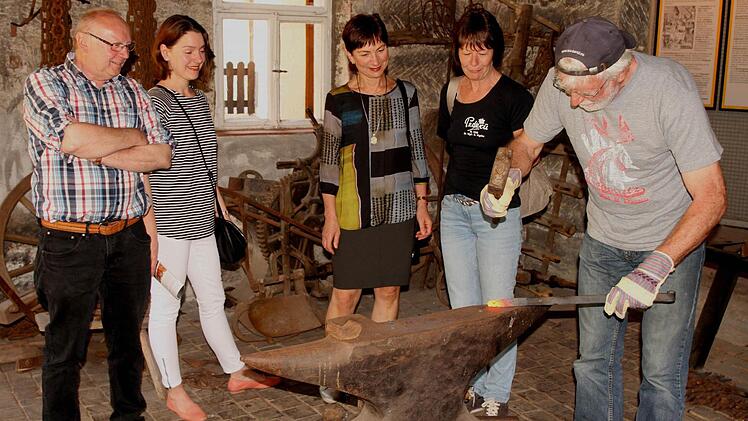 Die Besucher, wie dieser aus Hessen, übten sich unter den Augen der Kulturbeauftragten Renate Ortloff (Dritte von rechts) bei diesem alten Handwerk.