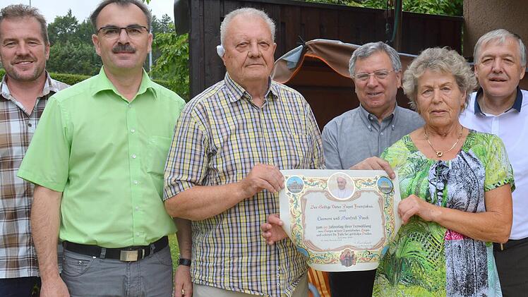 Zum Gratulieren kamen 2. B&uuml;rgermeister Edgar Thomas, 1. B&uuml;rgermeister Harald Hofmann, Manfred Paech, Pfarrer Dominik Kesina, Eleonore Paech und Pfarrer Philipp Klein. Foto: Arthur Stollberger