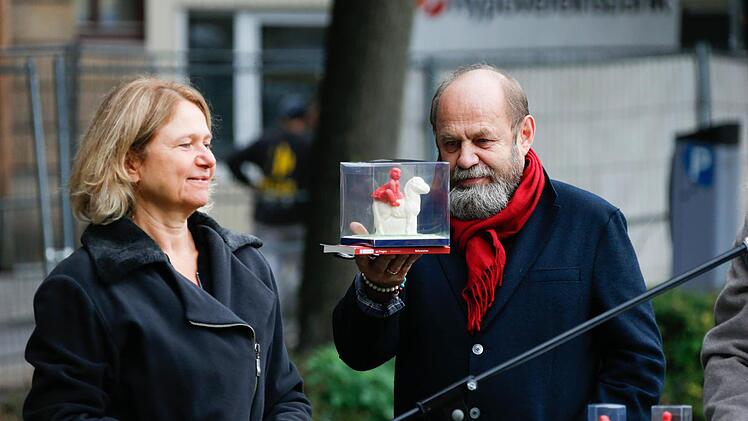 Alexander Ochs bewundert ein Marzipankunstwerk von Theresia Worch, das ihm Ursula Sowa (l.) überreichte. Foto: Matthias Hoch