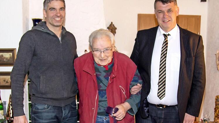 Glückwünsche für Willy Holland (von links): Ortssprecher Stefan Dinkel, der Jubilar und Zweiter Bürgermeister Hans Josef Stich  Foto: Hartmut Klamm