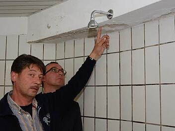 Stefan Metz (links), einer der drei Vorsitzenden des TSV Aschach, und Andreas Sandwall begutachteten 2015 die Gästedusche in der Zehnthalle. Jetzt wurden die Gewerke, darunter auch die in den sanitären Anlagen, vergeben.Björn Hein