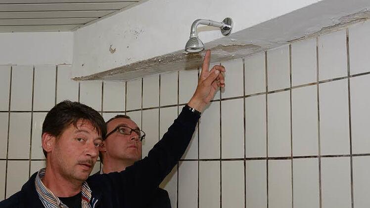 Stefan Metz (links), einer der drei Vorsitzenden des TSV Aschach, und Andreas Sandwall begutachteten 2015 die Gästedusche in der Zehnthalle. Jetzt wurden die Gewerke, darunter auch die in den sanitären Anlagen, vergeben.Björn Hein