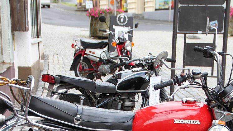 In der Altstadt hat ein Sammler seine Oldtimer ausgestellt. Foto: Alexander Martin