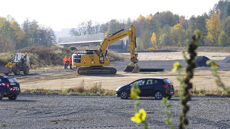 Nach einem Jahr Stillstand sind rund um Zeyern die Bagger wieder zurück. Foto: Marco Meißner