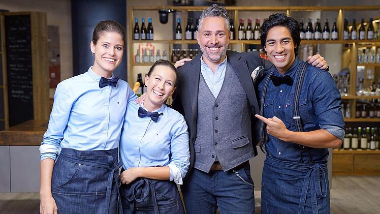 Das Team von "First Dates" (von links): die Kellnerinnen Lili Köhler und Mariella D'Auria, Host Roland Trettl und Barkeeper Nic Shanker. MG RTL D / Stefan Gregorowius