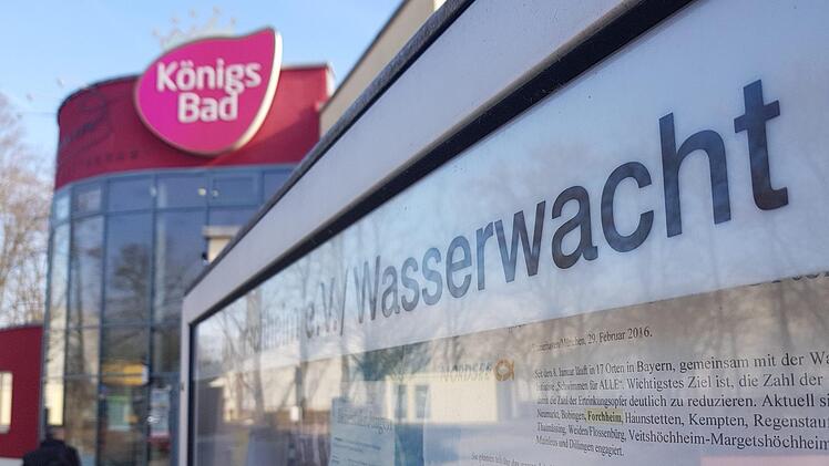 Alle Mitglieder der "Blaulicht-Familie" wie Wasserwacht und Feuerwehr könnten bald für den halben Eintrittspreis ins Königsbad.  Foto: Ronald Heck
