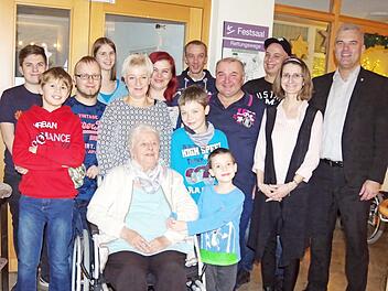 Rosemarie Lukowiak (vorne) feierte 80. Geburtstag. Das Bild zeigt sie im Kreise ihrer Familie sowie mit Bürgermeister Timo Ehrhardt (rechts).  Foto: Heike Schülein