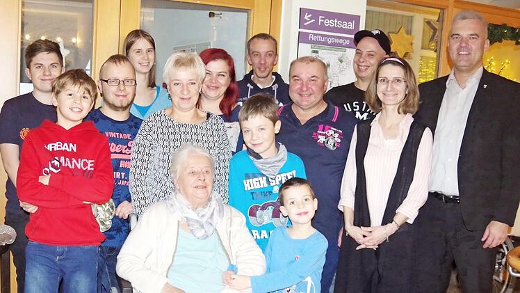Rosemarie Lukowiak (vorne) feierte 80. Geburtstag. Das Bild zeigt sie im Kreise ihrer Familie sowie mit Bürgermeister Timo Ehrhardt (rechts).  Foto: Heike Schülein